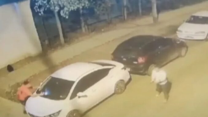 El momento en que la mujer policía le dispara a su ex pareja.