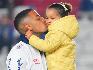 Juan Izquierdo con su hija en brazos