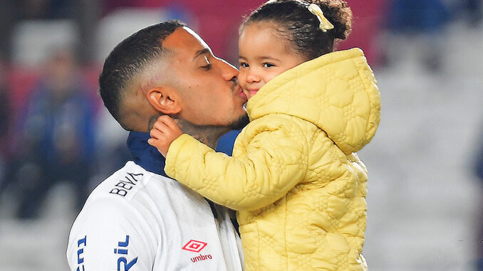 Juan Izquierdo con su hija en brazos