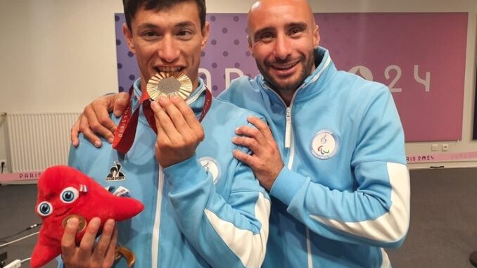 Fernando Vázquez y su acompañante Bruno Zanacchi en los Juegos Paralímpicos de París 2024