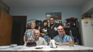 Gabriel junto a su familia y pareja.