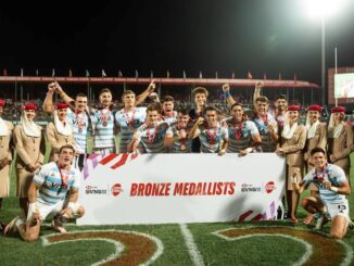 Pumas 7's celebrando el podio en Dubai.