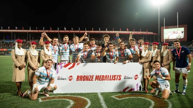 Pumas 7's celebrando el podio en Dubai.